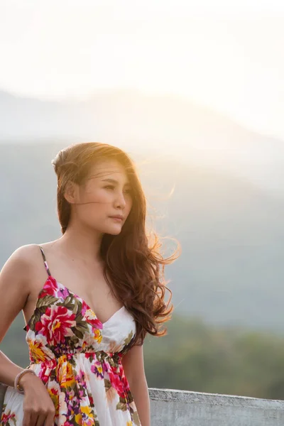 Porträtt Söt Asiatisk Ung Kvinna Står Mot Blå Himmel Och — Stockfoto
