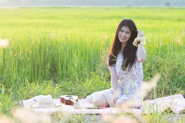 Glad Asiatisk Flicka Sitter Med Ukulele Och Halm Hatt Grönt — Stockfoto