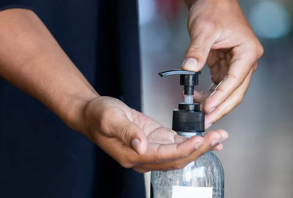 Hombre Usando Botella Gel Alcohol Desinfectante Manos Para Higiene Protección — Foto de Stock