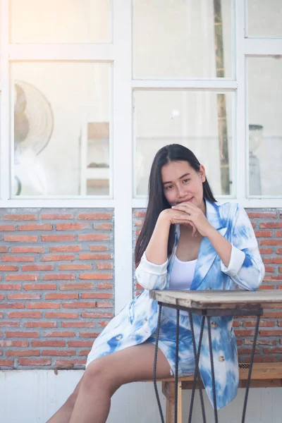 Porträtt Asiatiska Kvinnor Sitter Café — Stockfoto
