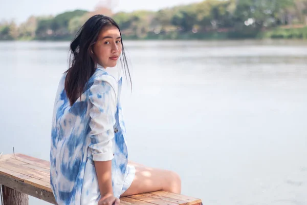 Ung Asiatisk Flicka Sitter Tanken Vid Floden Pierce Varm Sommar — Stockfoto