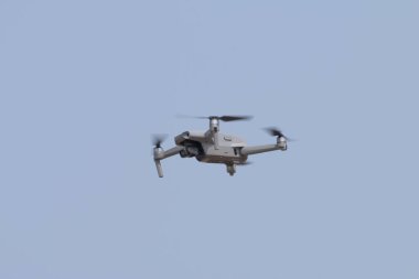 Mavi gökyüzünde İHA dörtlü helikopteri