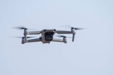 Mavi gökyüzünde İHA dörtlü helikopteri