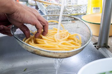 Mutfak lavabosunda spagetti hazırlıyorum.