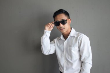 Gri arkaplanda akıllı bir Businese portresi