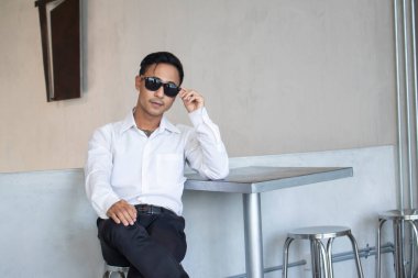 Kafede oturan akıllı bir Busin 'li portre.