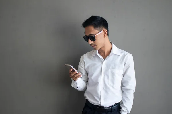 Portrait Asian Businese Man Using Phone Grey Background — Φωτογραφία Αρχείου