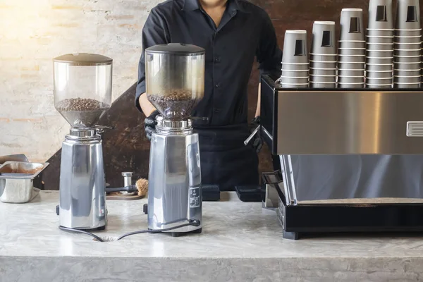 Barista Kávét Csinál Kávéfőzőgéppel Kávézóban — Stock Fotó
