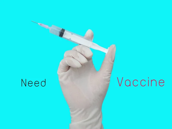 医生或护士戴手套的手 在注射之前用液体疫苗握住注射器 — 图库照片