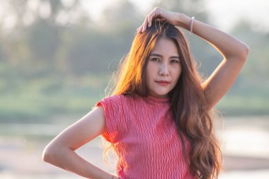 Uzun saçlı Asyalı kadınların portresi.