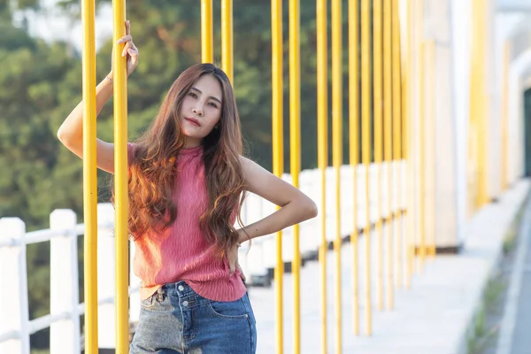 Porträtt Långt Hår Asiatiska Kvinnor Poserar Bron — Stockfoto
