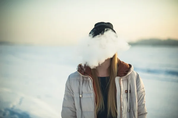 Chica en máscara fuma un cigarrillo electrónico — Foto de Stock