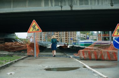 Şehir, tamir ediliyor yolu üzerinde kaldırımda yürüyen genç sarışın kadın