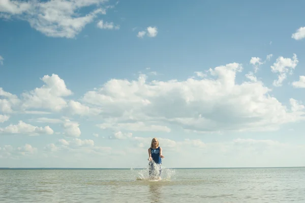 Lány a vízben jumping — Stock Fotó