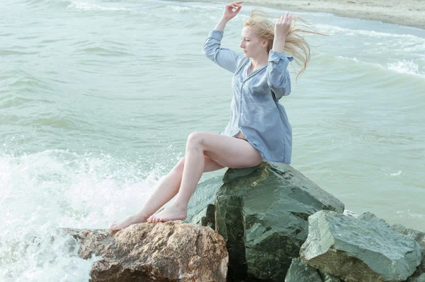 Κορίτσι θάλασσα πέτρες — Φωτογραφία Αρχείου