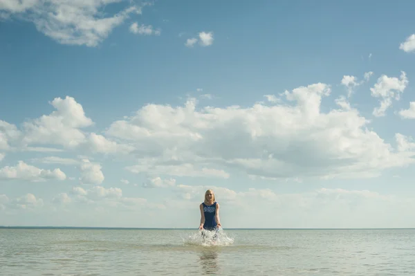 Meisje springen in het water — Stockfoto