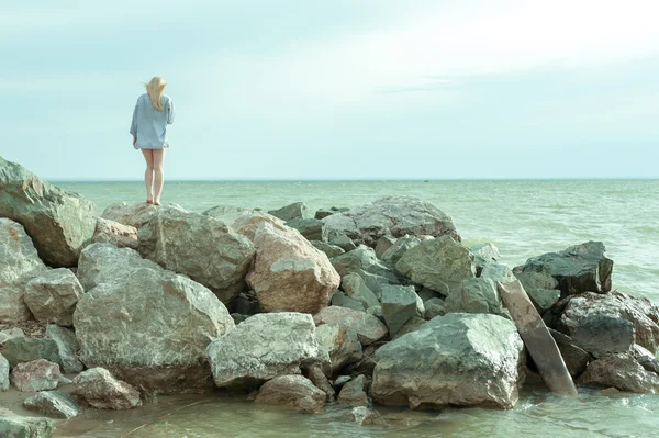 Meisje zee stenen — Stockfoto