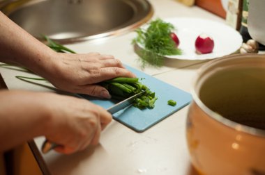 Kadın kesme sebze bir bıçak ile