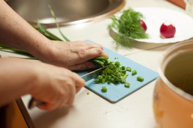 Kadın kesme sebze bir bıçak ile