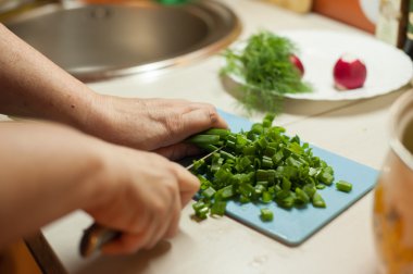 Kadın kesme sebze bir bıçak ile