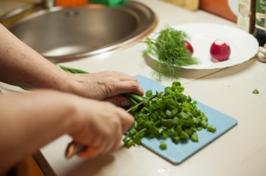 Kadın kesme sebze bir bıçak ile