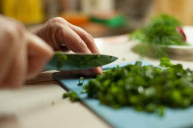 Kadın kesme sebze bir bıçak ile