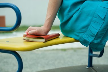 Sokakta oturan defter ile kız