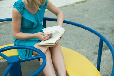 Sokakta oturan defter ile kız