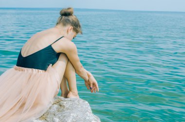 Kız buzlu kıyısında