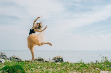 genç kadın meditasyon, germe, yoga plaj arka plan üzerinde nişanlandı