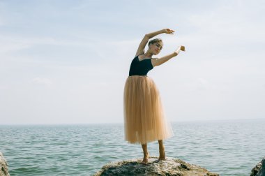 Sahilde buzlu dans kızı