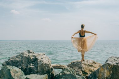 Sahilde buzlu dans kızı