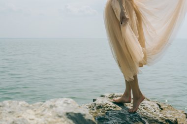 Sahilde buzlu dans kızı