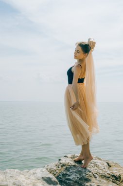 Sahilde buzlu dans kızı