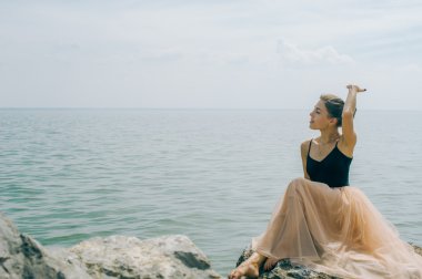 Kız buzlu kıyısında