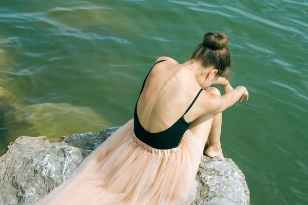 Κορίτσι στην ακτή στα βράχια — Φωτογραφία Αρχείου