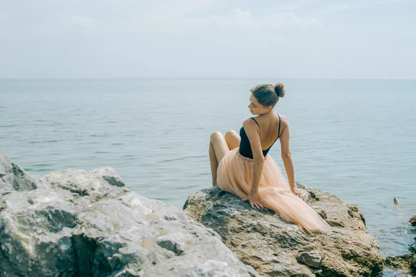 Κορίτσι στην ακτή στα βράχια — Φωτογραφία Αρχείου