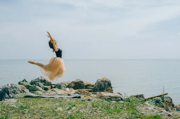 Chica saltando contra el cielo. artículos de ballet — Foto de Stock