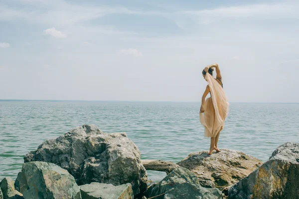 Dziewczyna taniec na skały na brzegu — Zdjęcie stockowe