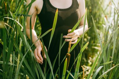 mavi saçlı genç güzel kız dik dik predator reed çalılar görünüyor