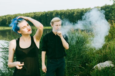 elektronik sigara göl kenarında boyalı saçlı genç Çift