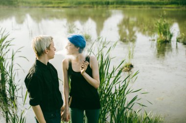 erkek ve kadın boyalı saçları romantik doğada zaman harcamak. açık havada aşk Romantik Çift