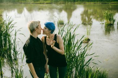 erkek ve kadın boyalı saçları romantik doğada zaman harcamak. açık havada aşk Romantik Çift