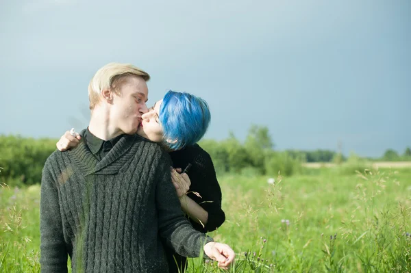 erkek ve kadın boyalı saçları romantik doğada zaman harcamak. açık havada aşk Romantik Çift