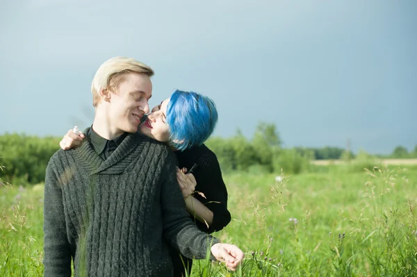 Man and woman with dyed hair romantically spend time in nature. romantic couple in love outdoors — Stock Photo, Image