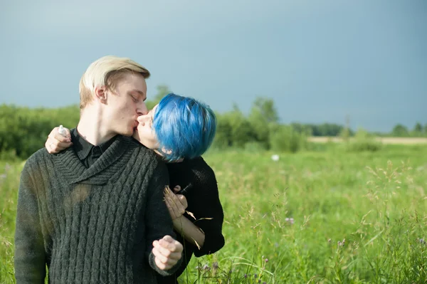 erkek ve kadın boyalı saçları romantik doğada zaman harcamak. açık havada aşk Romantik Çift