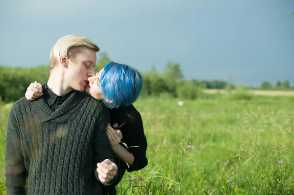 Man and woman with dyed hair romantically spend time in nature. romantic couple in love outdoors — Stock Photo, Image