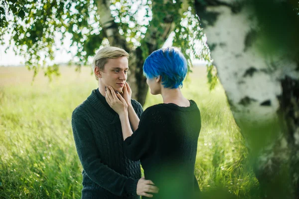 Hombre y mujer con el pelo teñido romanticamente pasar tiempo en la naturaleza. pareja romántica en el amor al aire libre — Foto de Stock