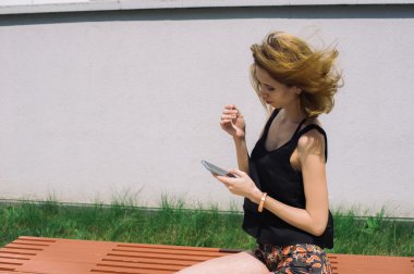 genç güzel kız bir smartphone hoşlanır