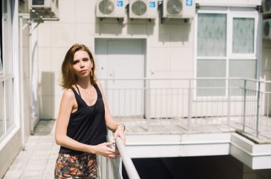 şort ve tişört ayakta bolkone mesafe içine arıyorum güzel ince kız